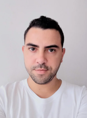 Cliente satisfeito com reparo em fibra de vidro